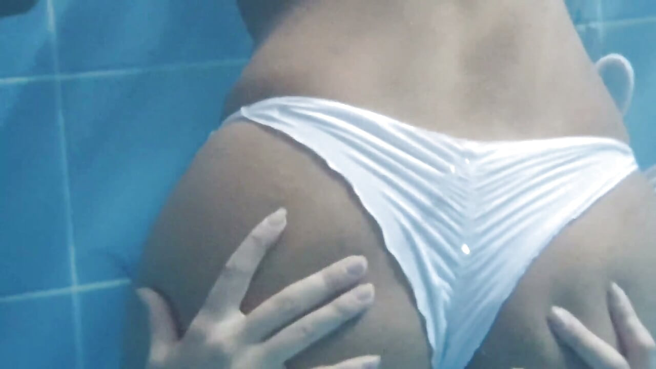 Control Extreme Underwater - the Perfect Ass Squizing