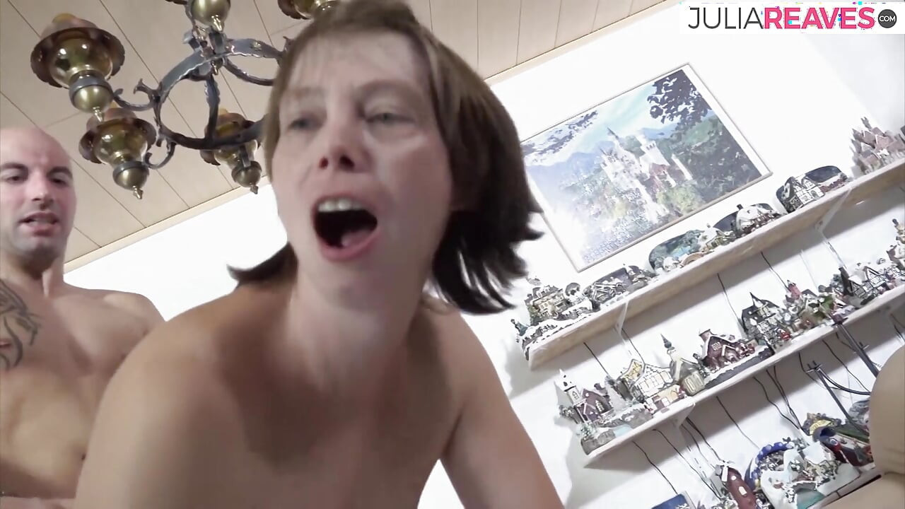 Teef krijgt een buik cumshot na het berijden van een monster lul hard