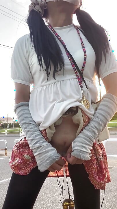 Số 299 Exhibitionist chơi trong một bãi đậu xe công cộng