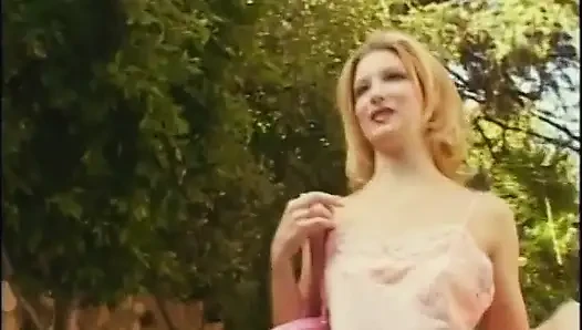 Zierliche blonde hure bekommt muschi auf dem rasenstuhl geritten