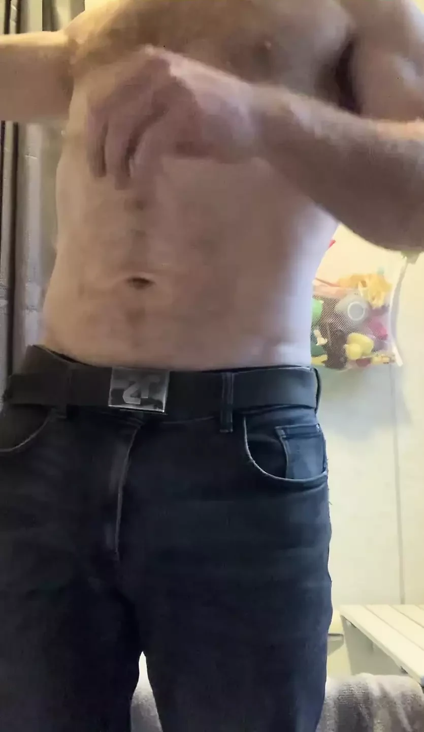 脱衣服并炫耀。通过