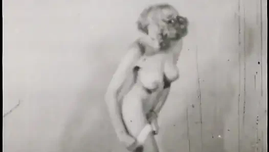 Ateşli klasik orta yaşlı seksi kadınlar şehvetli soyunuyor