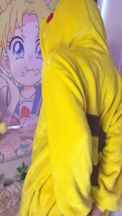 太饥渴了，脱掉这个服装，阴户滴水