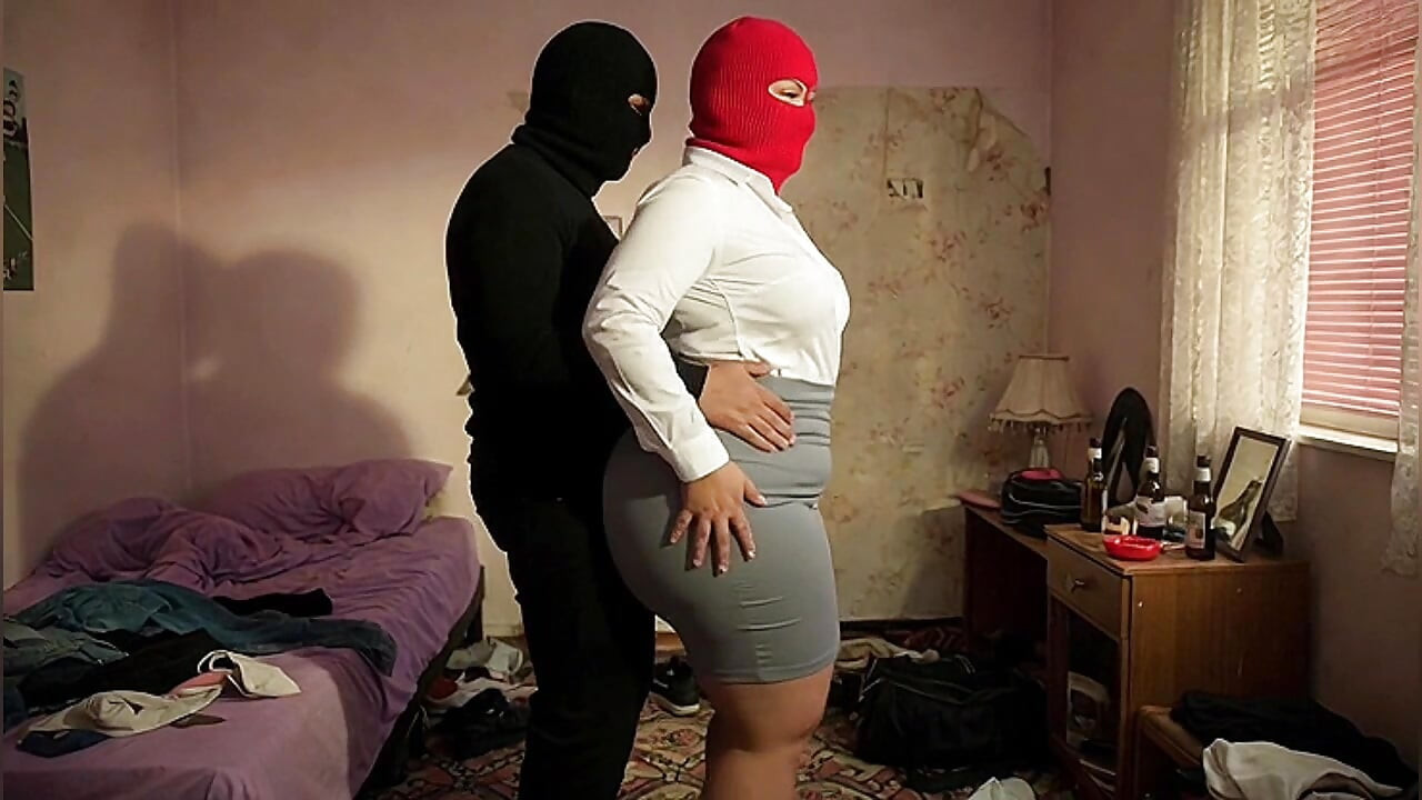 Sekretärin mit dickem arsch wird von fremden im schlafzimmer gedrückt