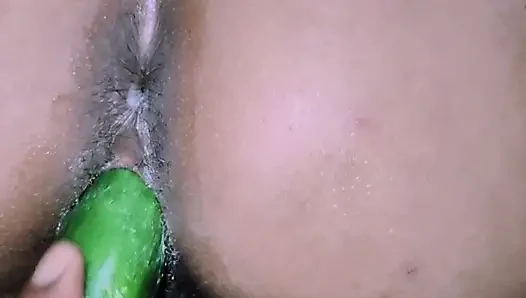 Pooja elini karısının amına soktu ve salatalık sıcaktı.