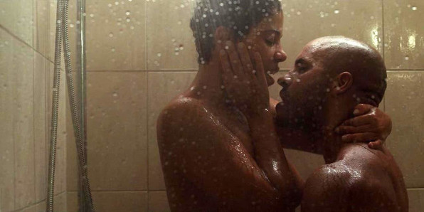 Sanaa Lathan naaktseks onder de douche op scandalplanet.com