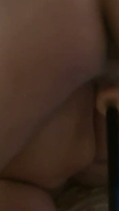 Schwiegermutti hät de Sex-Machine und min Schwanz gliichzitig i ihrer Fotze genosse | Clip 1