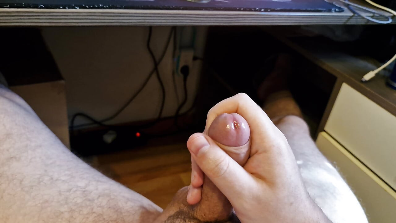 撸管我未割包皮的鸡巴，玩弄我的包皮和 precum