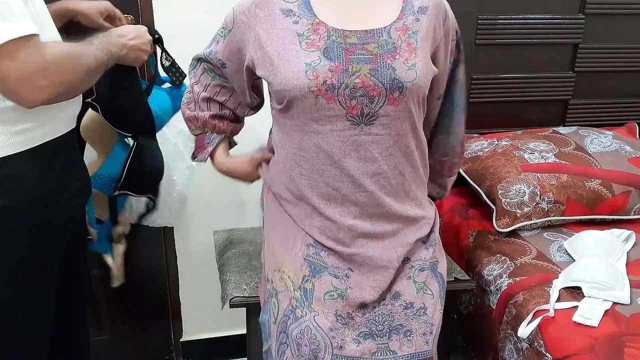 Desi Indian Bhabhi deliberately took off her clothes in front of the bra seller