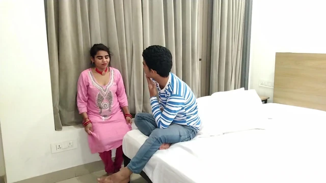 Hotel ke staff ko apne laude pe bithaya