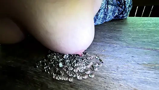 Masukin toketmu ke dalam jempol