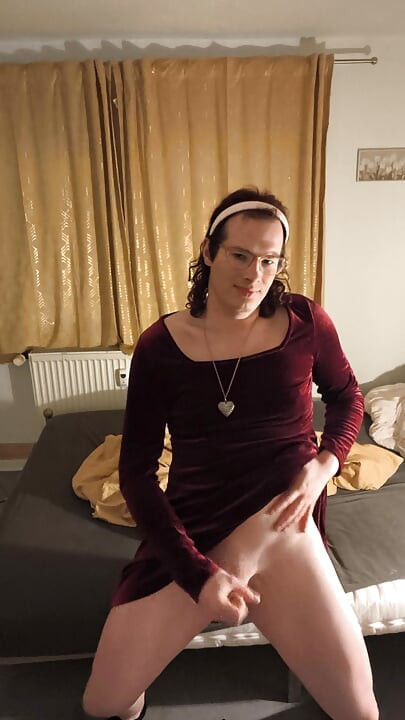 Мастурбація і камшот в сексуальному платті