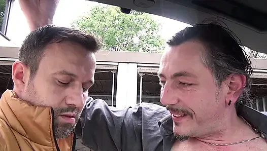 Seksi tombul sarışın açık havada sikiliyor ve götten sikiliyor