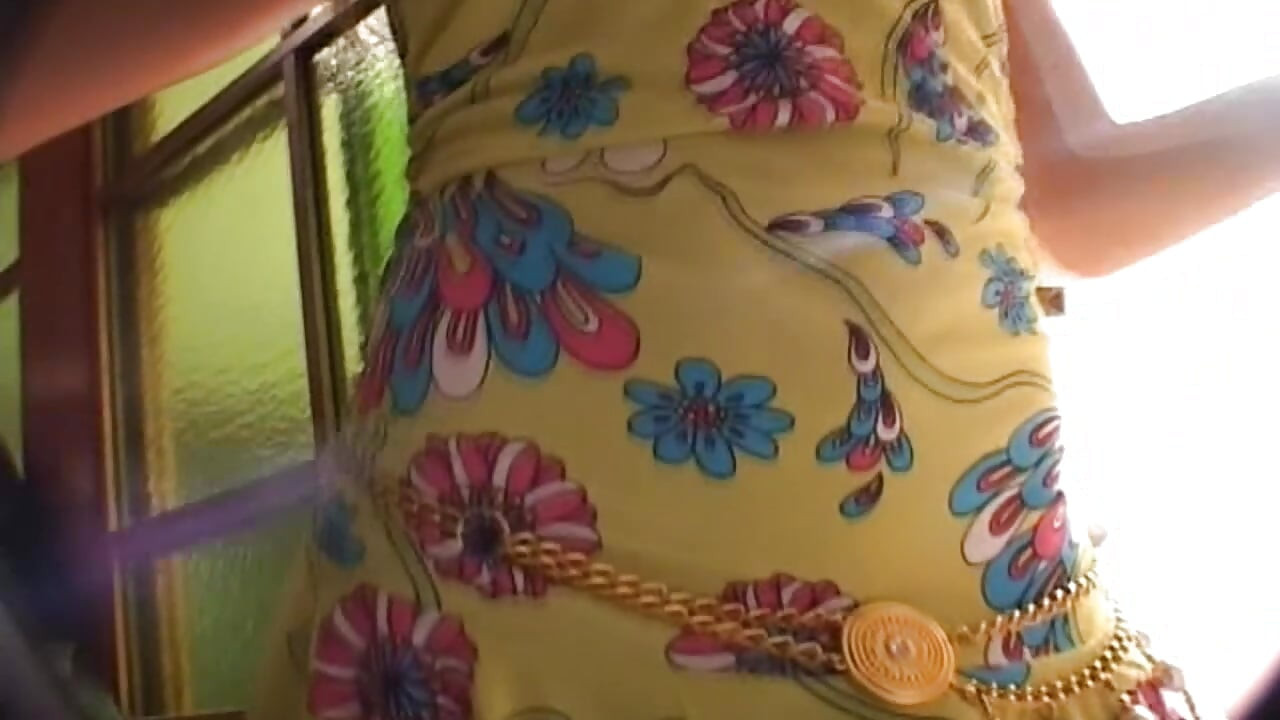 Förförisk blond brud fingrar till skakande orgasm