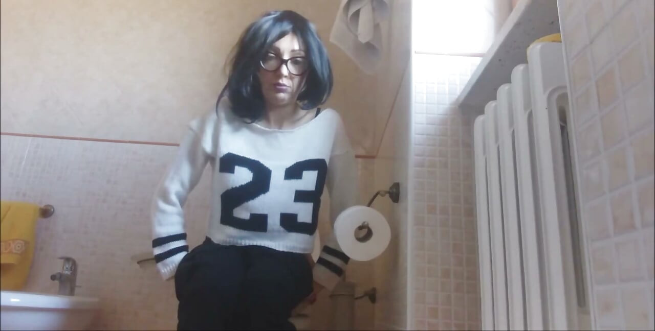 The Cherleader Loves to Provoke Your Erection with Her Pee