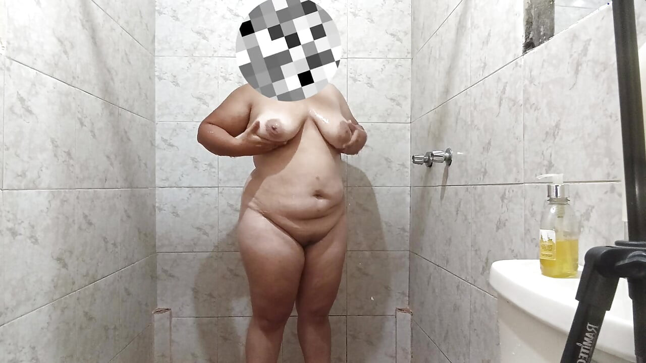 בחורה לטינית סקסית נוגעת בעצמה עשירה מאוד בזמן שהיא מתקלחת עשירה ויש לה שדיים ענקיים.