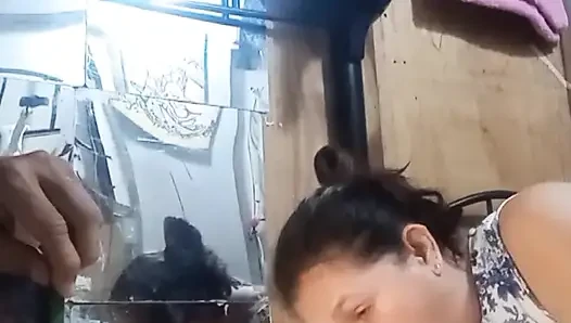 Dia mengisap kontol ny