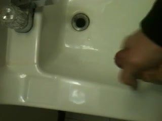 Enorme corda de esperma baleada em banheiro público