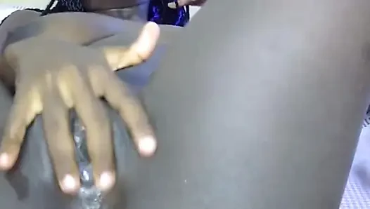 Lina, seksi ince zenci, amcık ıslatıyor ve parmaklıyor