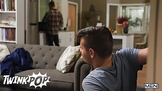 Troye Dean sabe la mejor manera de hacer que su nuevo hermanastro Ryan Bailey se sienta bienvenido, perforando su agujero - twinkpop