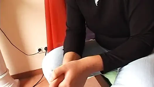 Брюнетка с маленькими сиськами трахает пальцами и трет ее киску