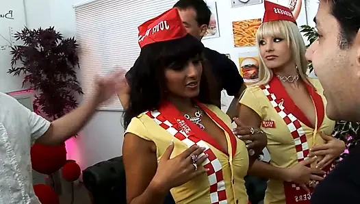 Di antara dua adegan 2_three cewek semok lagi asik didobel penetasi di pesta seks bareng