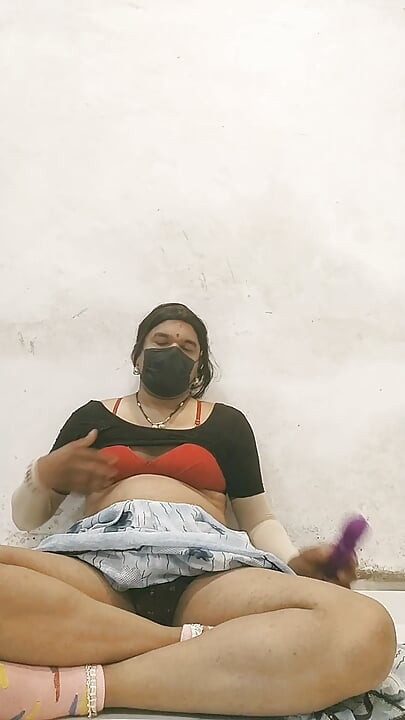 Supruga je poslana u majčinski dom, a muž je nosio njezin mali grudnjak saree u seksi filmu.