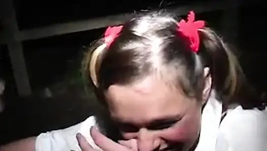 Школьня занимается публичным сексом