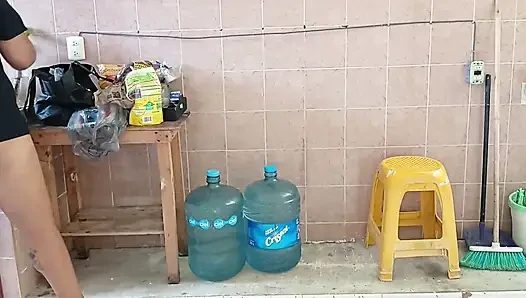 Ibu tiri gemuk lagi bersih-bersih dapur