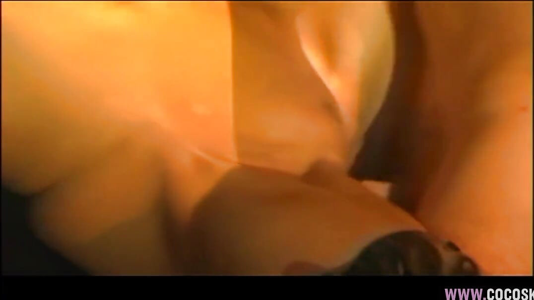 Blondine in schwarzem latex wird eingeölt und hart auf holz gefickt