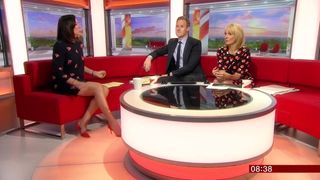 Sally Nugent dans une robe très courte