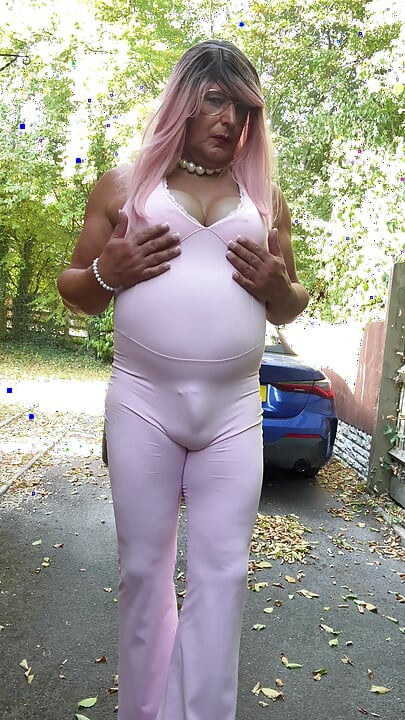Crossdresser kellycd2022 u ružičastom kombinezonu i štiklama