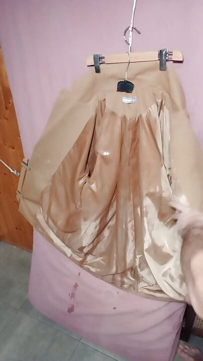 上品なウールのレディコートの光沢のある裏地に射精している