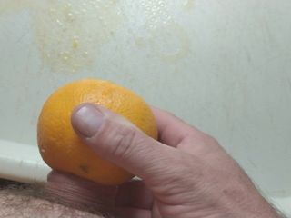 Orange se masturbează
