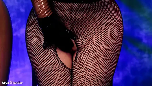 Tante seksi lagi asik mainin boneka seks aslinya - pov joi