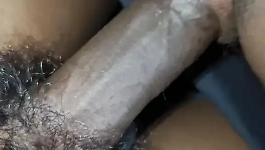Evli kadın havuçla oynuyor