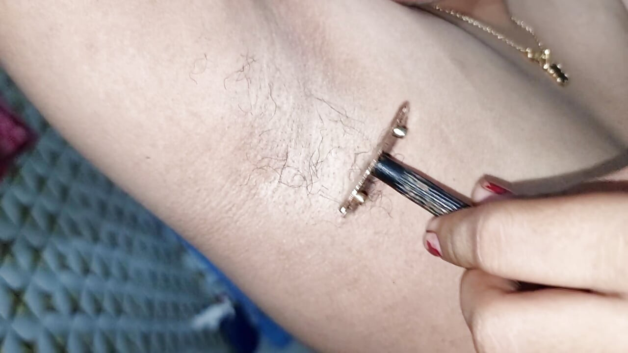 Bangladeshi girl shaved her pussy and armpit.