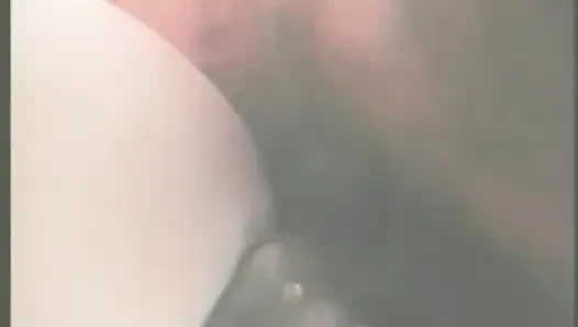 Cewek semok kulit hitam dengan masker superhero putih ini dientot habis-habisan di lapangan parkir