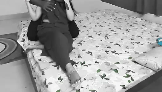 Madhumita erkek arkadaşını çok yakın bir şekilde çok romantik bir videoya bayılıyor - üvey erkek kardeşi ve üvey kız kardeşiyle seks