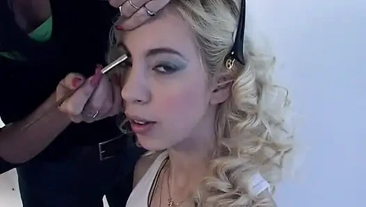 Sevimli latin sarışın Sindy makyajını iki büyük yaraktan ateşli dölle mahvediyor