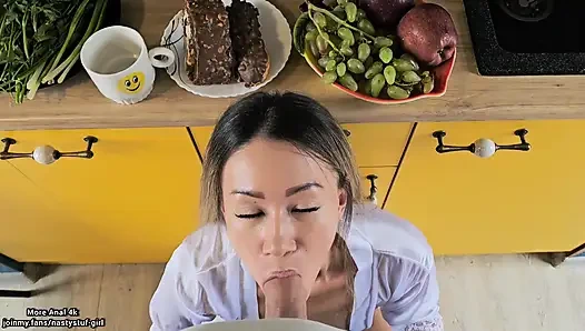 Горячая анальная обожающая мачеха предпочитает жесткий член в обе дырки на завтрак