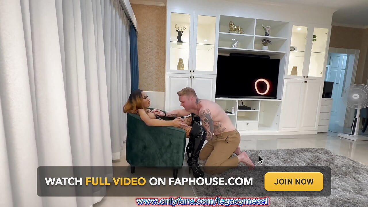 Trojka Dvě zavěšené asijské Shemales šukají s velkým zadkem top pornohvězda anál bez sedla