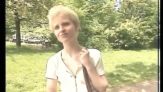 Gadis remaja rambut pirang diajak nyepong kontol dan memeknya dijilat