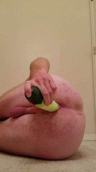 Follando mi culo con un pepino