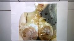 Огромная порция спермы на больших коричневых ареалах в любительском видео
