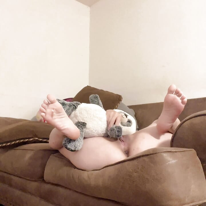 Naghubad sa tabi ng laruang panda