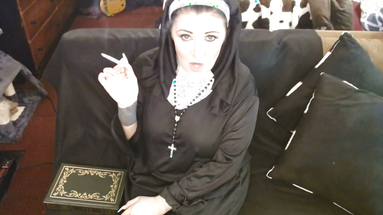 Freira fumando ashing em sua bíblia Virginia slims 120