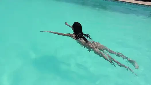 Трах у бассейна на улице для молодой русской тинки с сиськами