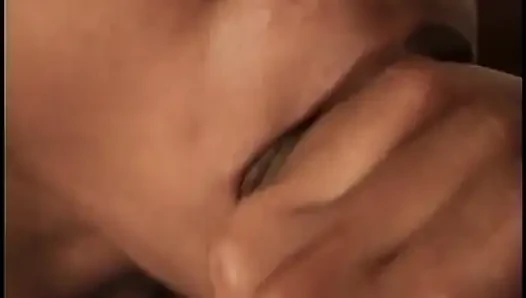 Dünnes schwarzes küken lutscht alle sperma nach sanftem sex im badezimmer
