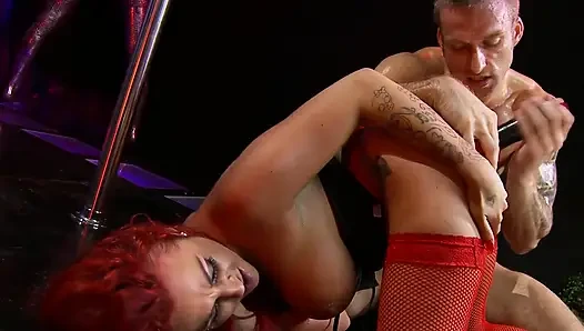Büyük götlü ve büyük memeli orta yaşlı seksi In_scene_1_redhead aynı anda büyük bir yarak ve dildonun tadını çıkarıyor